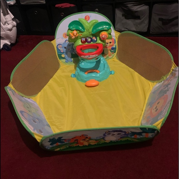 Ball pit with basketball court - Picture 2 of 2